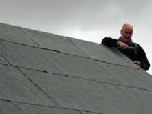 Aprenda a substituir telhas danificadas