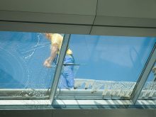 Como limpar telhas de vidro