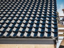 A importância dos adesivos selantes na instalação de telhas e vedação de coberturas.