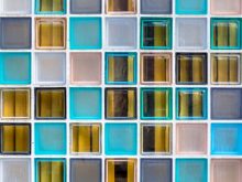 Como escolher muros vazados de vidro que ofereçam privacidade e design elegante?